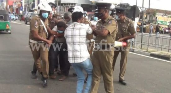10 arrested in Kalutara for staging protest