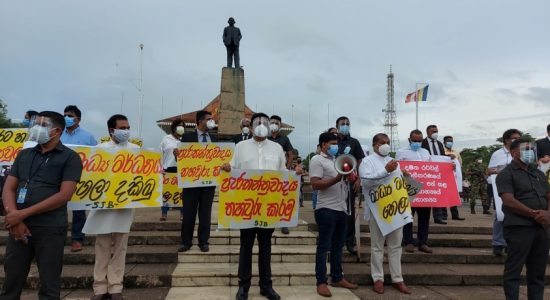 (PICTURES) SJB protest goes ahead in Colombo amidst large police presence