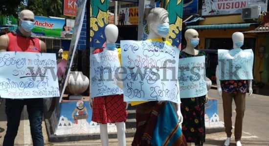 Mannequin Protest in Puttlam against delayed vaccination