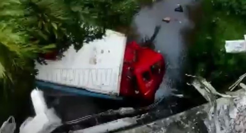 (VIDEO) Man cheats death as ‘out of control’ 16-wheeler crashes in Ratnapura