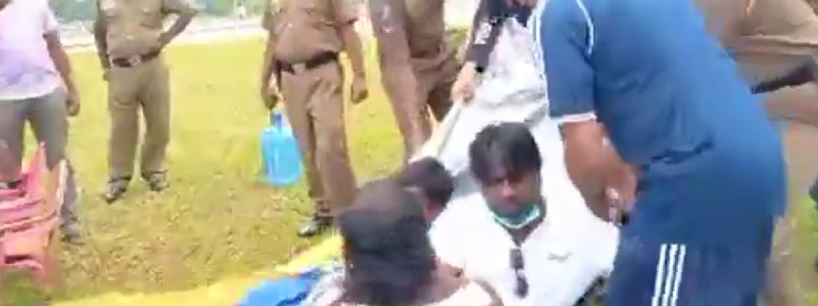 Confrontation between teachers & cops in Colombo