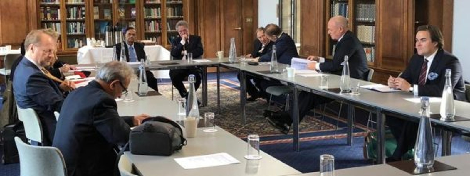 Foreign Minister visits Cambridge University for discussion