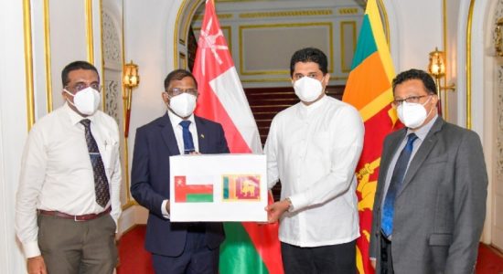 Lankans in Oman donate medical equipment