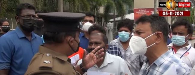 Confrontation between Protesting Teachers & Cops in Colombo