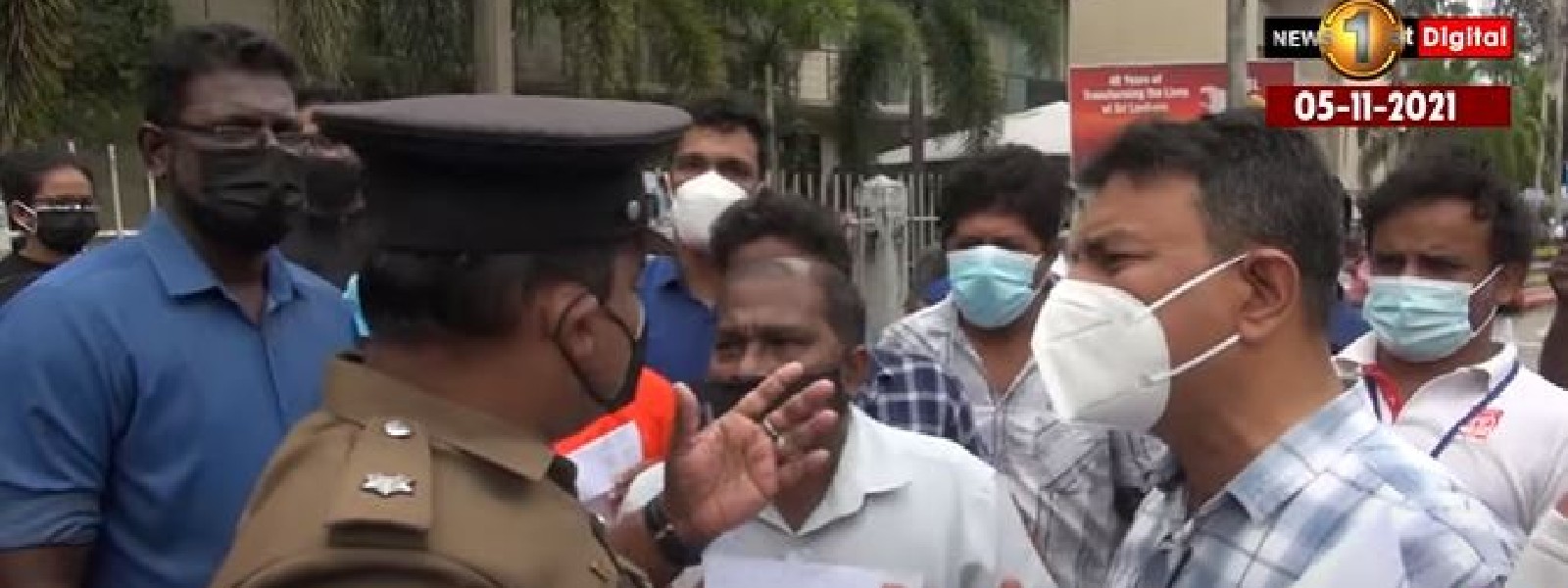 Confrontation between Protesting Teachers & Cops