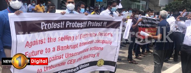 (PICTURES) Trade Unions protest against LNG deal; minor traffic congestion reported