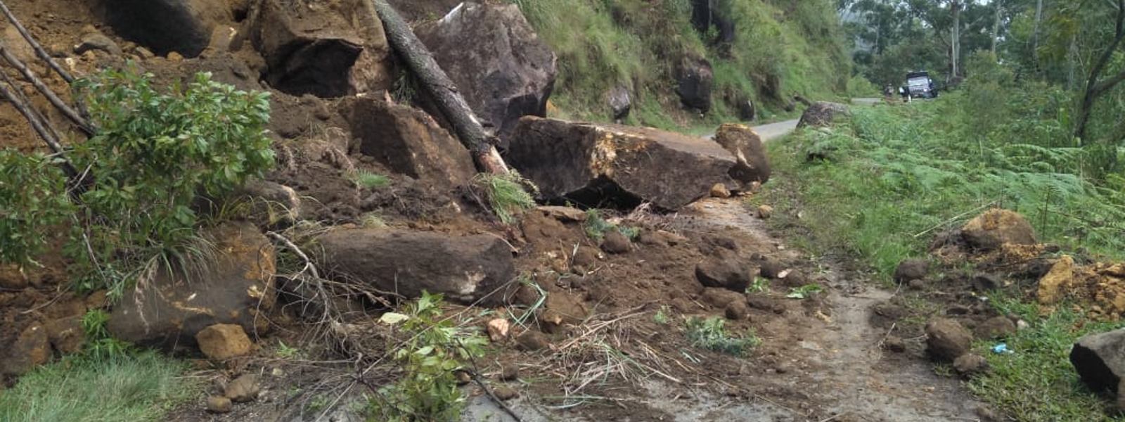 Ella – Passara Rd closed due to a landslide