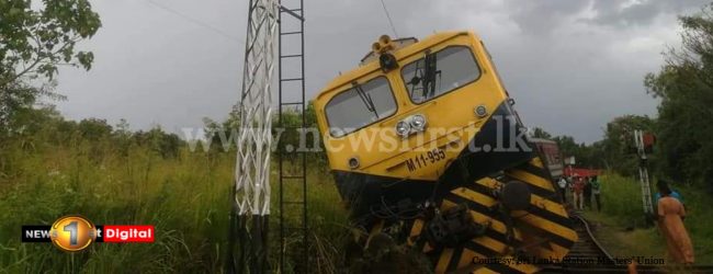 Train derails close to Kala Oya railway station