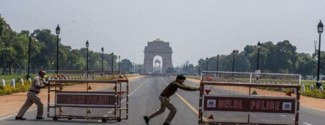 New Delhi goes in to curfew on Monday (27) night