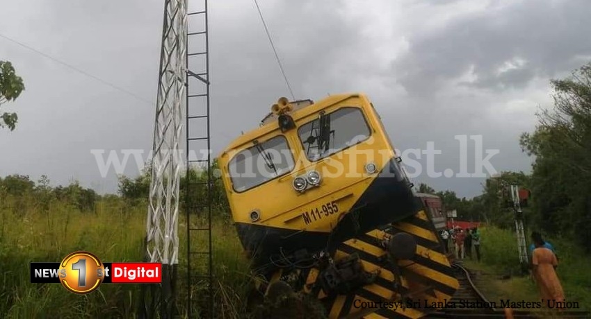 Train derails close to Kala Oya railway station