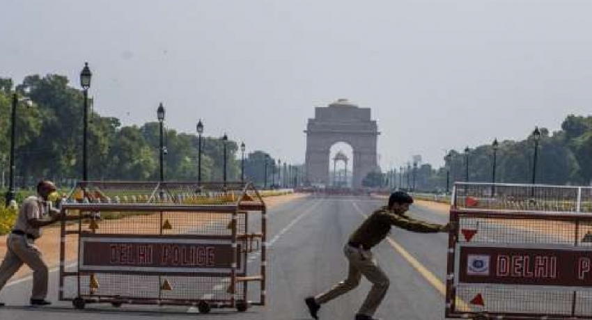 New Delhi goes in to curfew on Monday (27) night