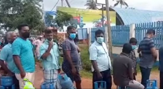  Economic crisis: New year, new queues