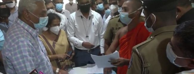 (VIDEO) Monk protests against Chamal over land dispute