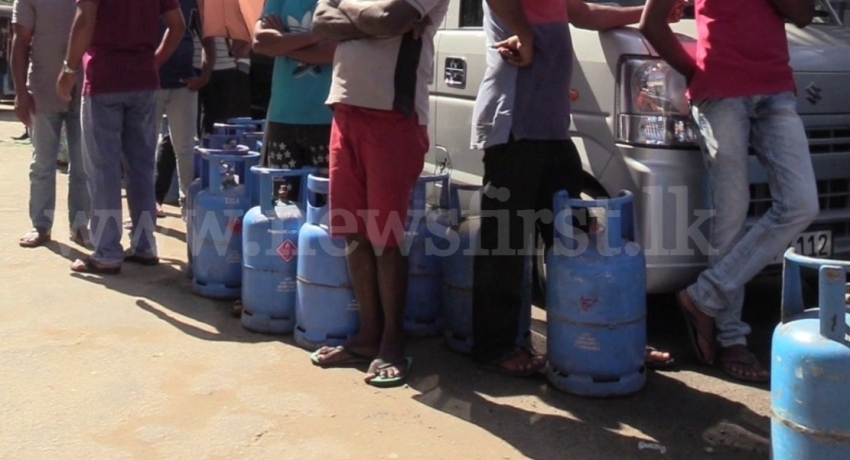 (VIDEO) Police intervene to distribute gas; People in line since dawn