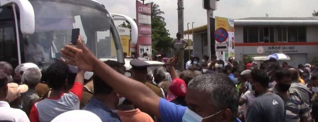 (VIDEO) Locals furious over kerosene shortage block Baseline Road