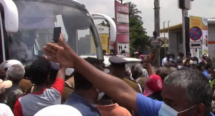 (VIDEO) Locals furious over kerosene shortage block Baseline Road