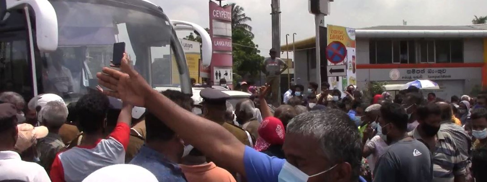 (VIDEO) Locals furious over kerosene shortage block Baseline Road