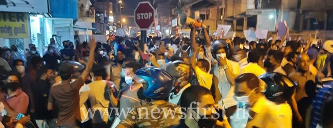 JUST IN: STF deployed with batons at site of protest