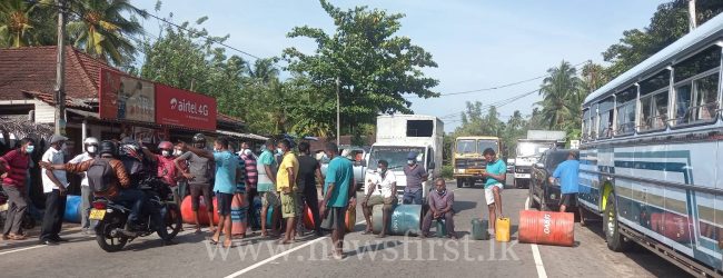 Angered over delay in fuel, drivers protest in Kalutara