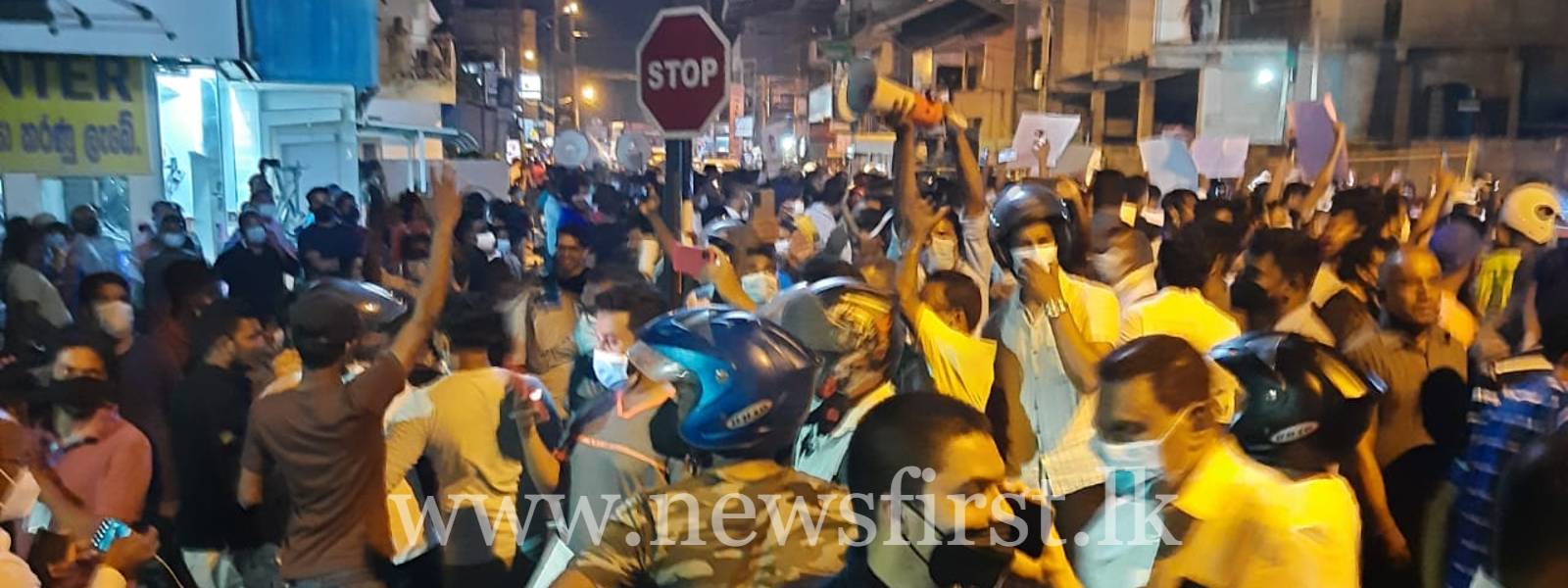 (LIVE) Massive protest near Presidential residence against economic crisis