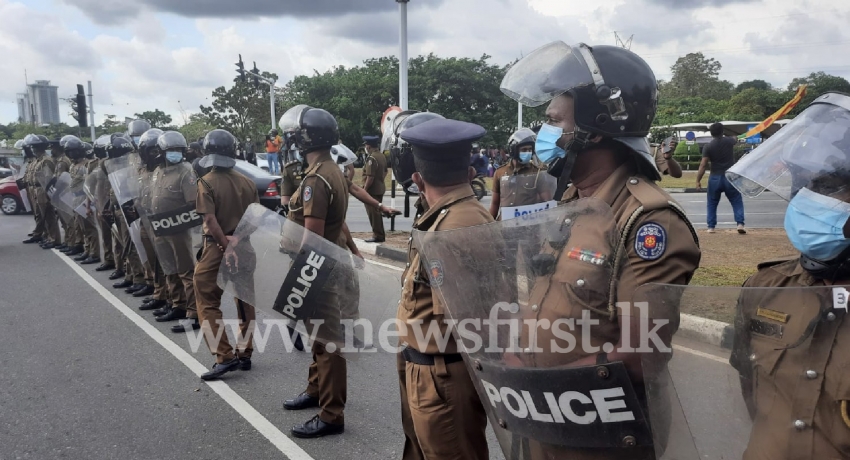 (PICTURES) Security tightened around Parliament as protestors close in