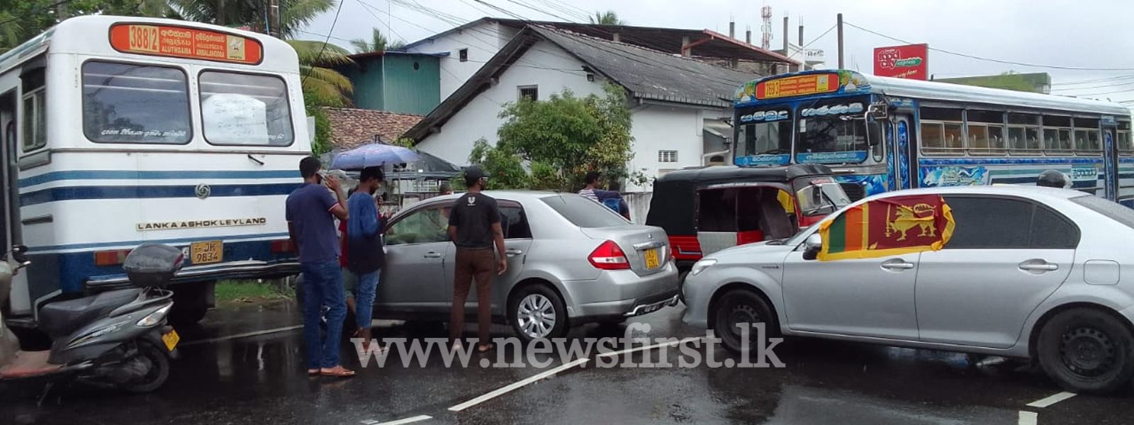 Galle – Colombo Main Road completely blocked from the Balapitiya Town