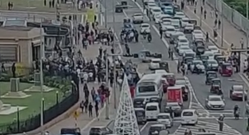 Galle Face protest: protestors moving towards Presidential Secretariat