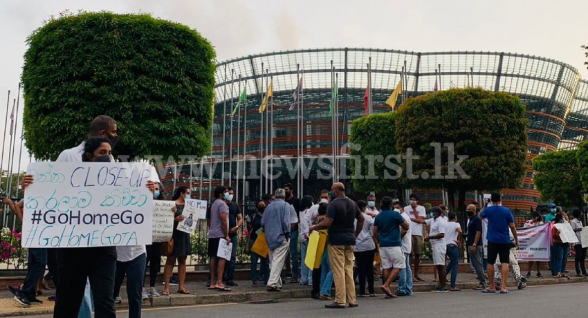 Massive people’s protest opposite Nelum Pokuna ahead of island-wide curfew