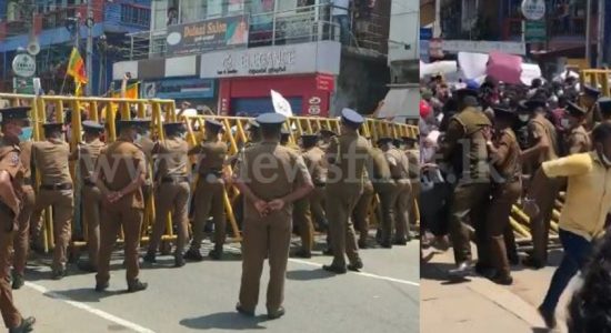 (VIDEO) Protest close to Carlton House in Tangalle; large crowd scuffles with police