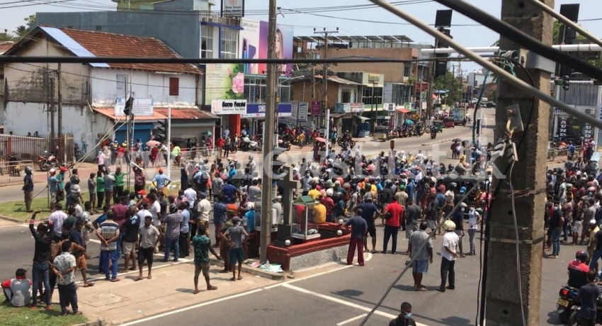 Carpenters protest on Galle Road; Heavy police presence in the area