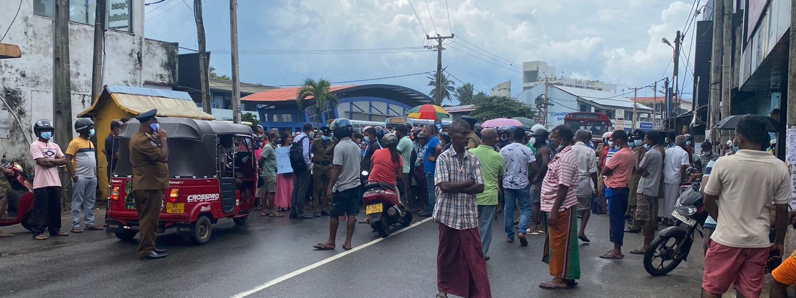 Galle – Matara Road blocked by protest against delayed gas supply