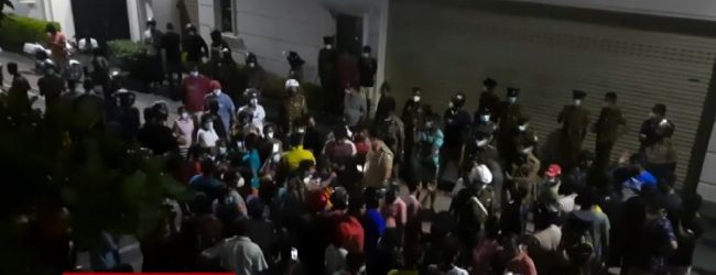 Protestors surround Nimal Lanza’s residence on Sunday (3) night