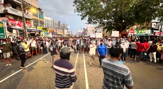 (PICTURES) Massive protest in Wijerama; Students & local defy curfew order