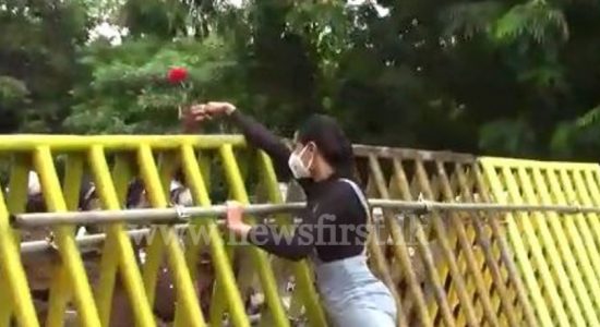 (VIDEO) Rose offered to police manning Parliament barricade