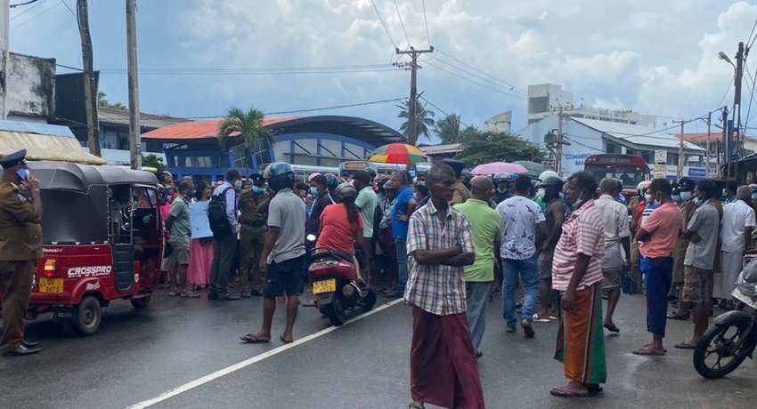 Galle – Matara Road blocked by protest against delayed gas supply