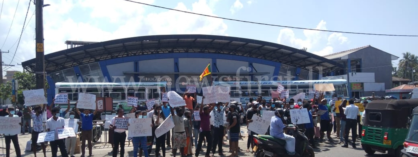 Protest erupts in Hikkaduwa against government