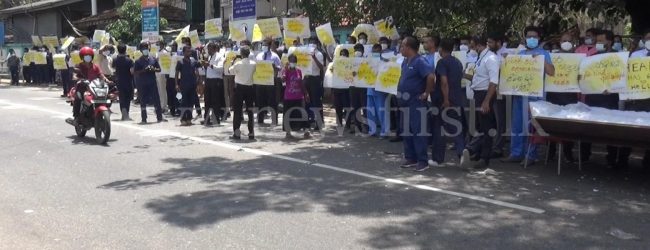 Rambukkana Protest : Cops open fire at protestors to disperse the crowd