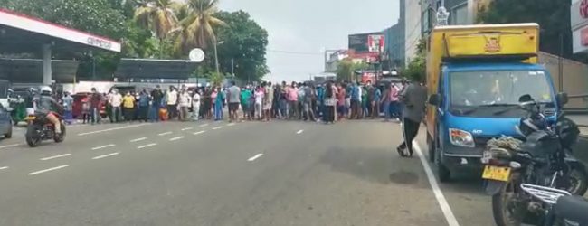 Protest obstructing Slave Island Road for Gas