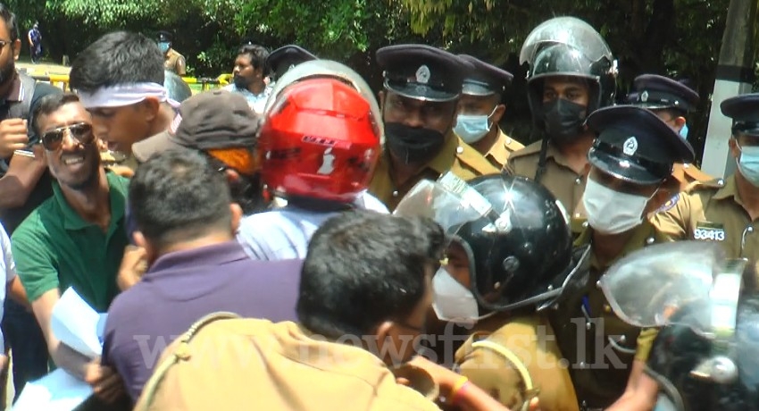 (VIDEO) Police arrest group protesting near parliament