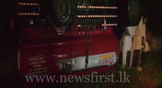 Fuel bowser crashes in Kurunegala