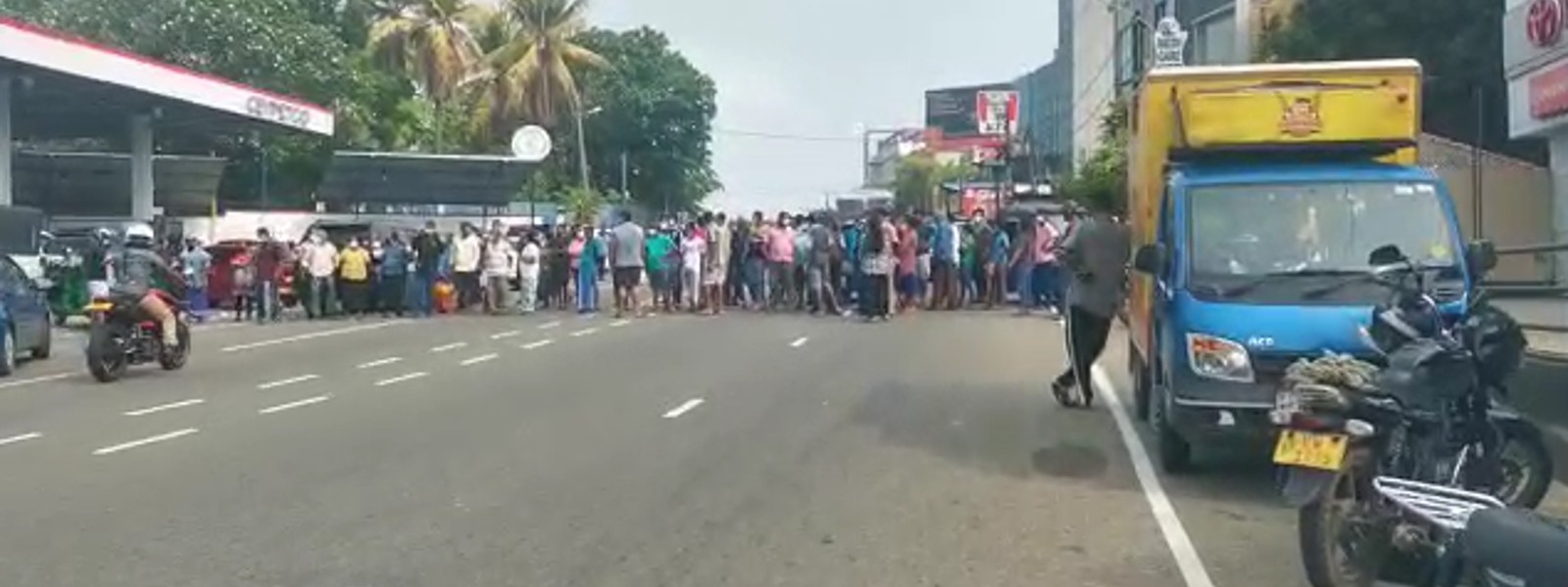Protest demanding gas at Nawinna hampers traffic