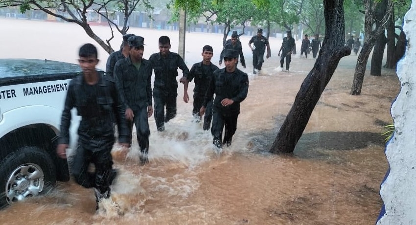 Troops Evacuate flood-affected O/L Candidates