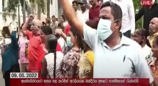 (VIDEO) Mahinda Rajapaksa supporters urge him NOT to resign