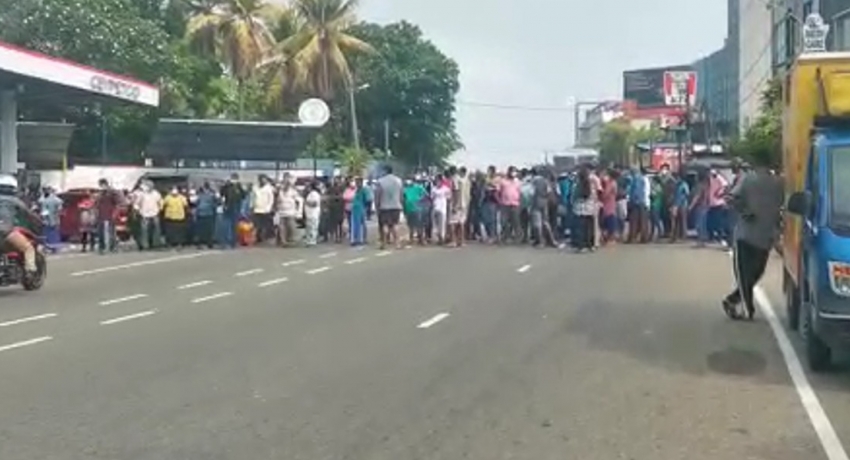 Protest demanding gas at Nawinna hampers traffic