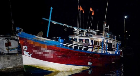 91 people, including smuggler, detained by Navy in illegal migration attempt