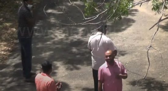 (VIDEO) Sri Lankan Minister forced to flee after angry mob protest against his visit