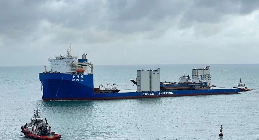 Chinese vessel transports three barges to Colombo