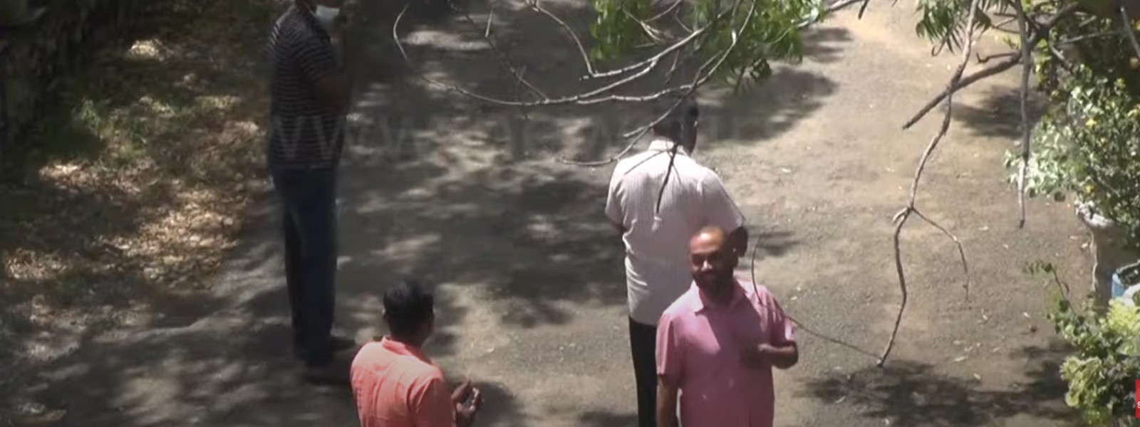 (VIDEO) Sri Lankan Minister forced to flee after angry mob protest against his visit