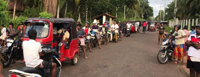 Queues remain despite no assurances of imports