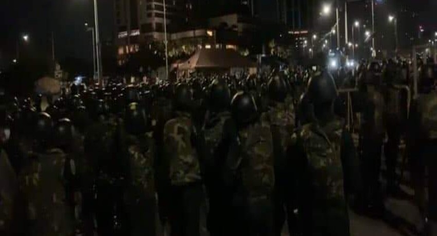 (VIDEO) Tense situation at Galle Face protest site as military sweeps in